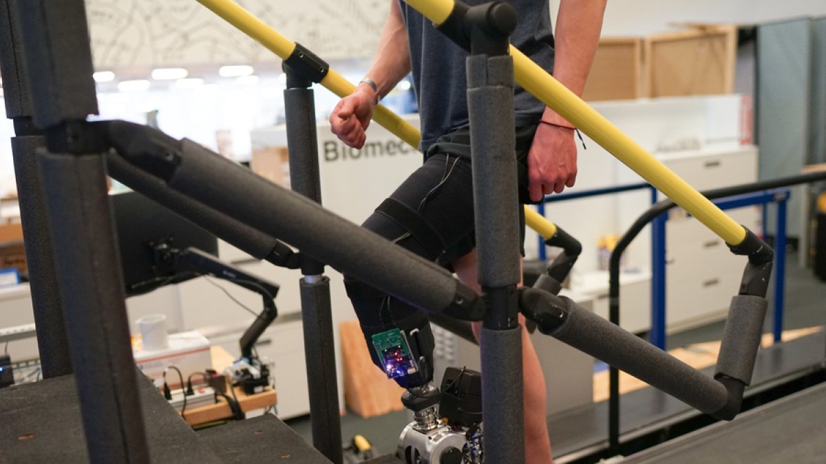 Una persona sube escaleras con una pierna biónica equipada con una interfaz neuroprotésica, lo que le permite mayor agilidad.