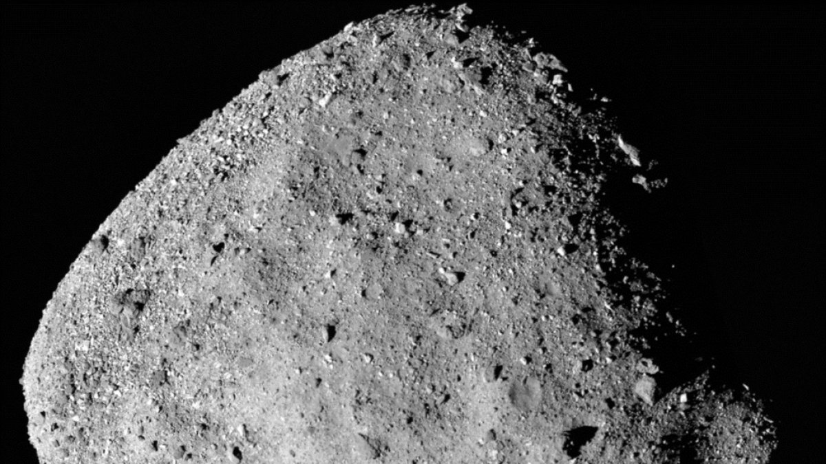Fotografía de archivo en mosaico del asteroide Bennu compuesta por 12 imágenes recopiladas por una de las cámaras de la nave espacial OSIRIS-REx.
