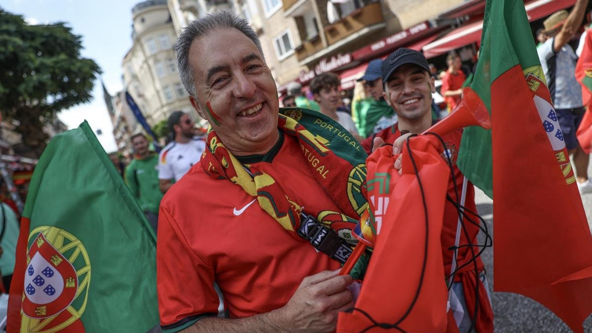 Los seguidores de Portugal animan en el barrio portugués de Hamburgo antes del partido de fútbol de cuartos de final de la UEFA EURO 2024 entre Portugal y Francia en Hamburgo, Alemania, el 5 de julio de 2024. (Francia, Alemania, Hamburgo)