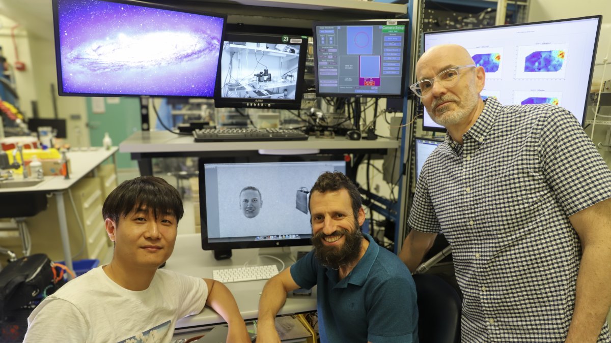 Los investigadores Gongchen Yu, Leor Katz y Richard Krauzlis, quienes han descubierto un nuevo circuito cerebral que detecta las caras. 