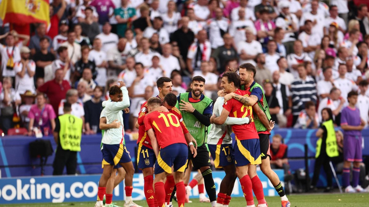 Los jugadores de España celebran el gol del 2-1 durante el partido de fútbol de cuartos de final de la UEFA EURO 2024 entre España y Alemania.