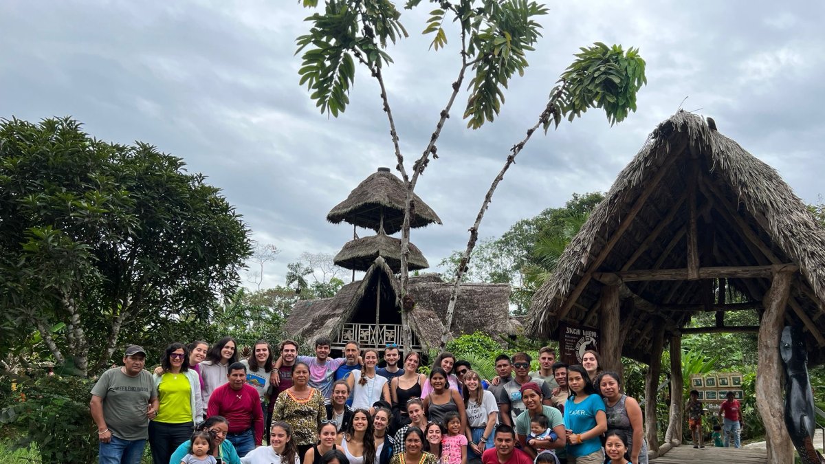 Oriente. Los estudiantes junto a los docentes desarrollan actividades recreativas en la Amazonía de Ecuador, donde aprenden de la cultura y costumbres de la localidad.