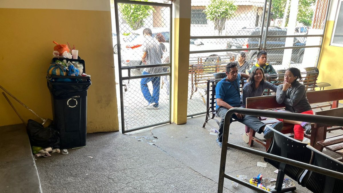 La sala de espera del Centro de Salud de la ciudadela Martha de Roldós se encuentra con basura regada.