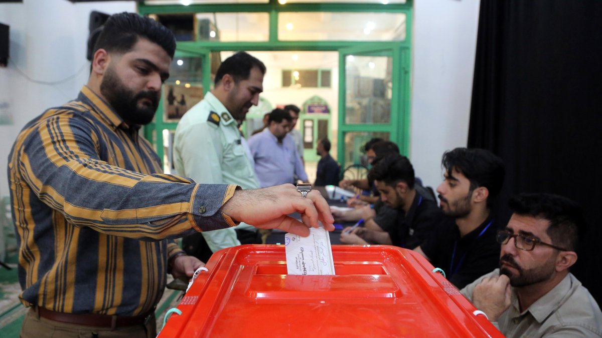 Un iraní vota en la ciudad de Varamin en la segunda vuelta de las elecciones presidenciales, el 5 de julio de 2024.