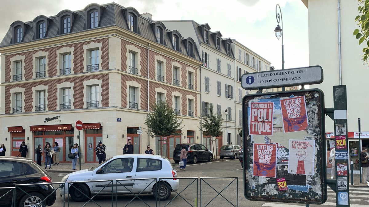 Carteles electorales en una avenida de la ciudad de Pontoise, a 30 kilómetros de París. Este domingo se celebran unos comicios legislativos que podrían dar un vuelco inédito en el país.