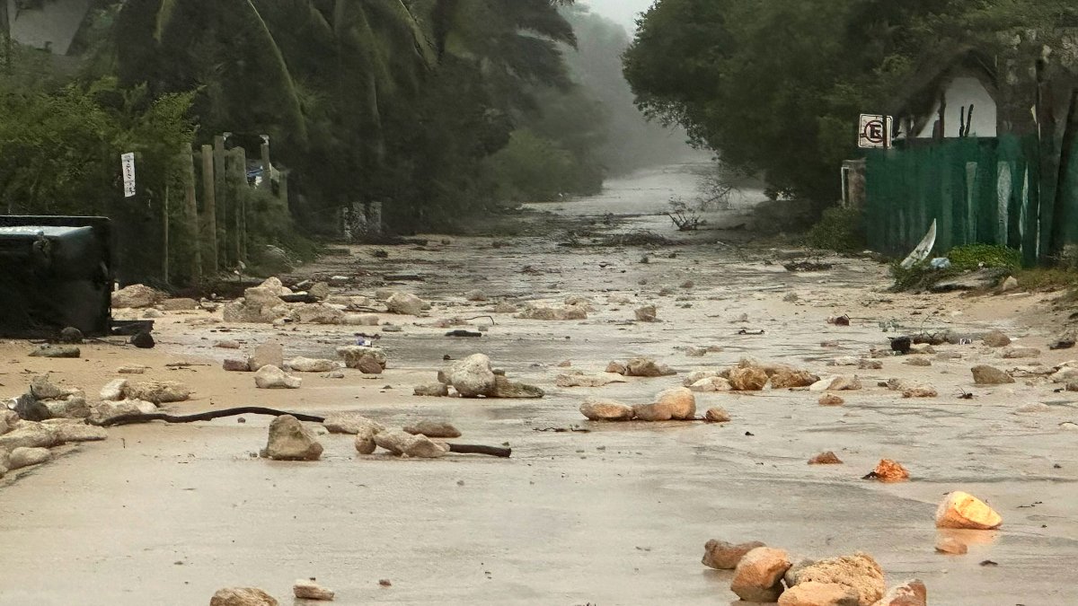 Quintana Roo. Una calle obstruida durante la entrada del huracán Beryl.