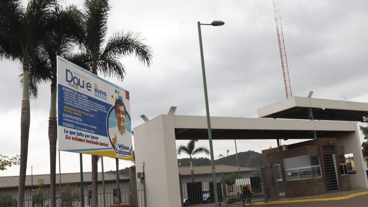 Vista. La Alcaldía de Daule ha colocado pancartas en las afueras de varias etapas privadas, que indican las obras que realizó en esta zona.