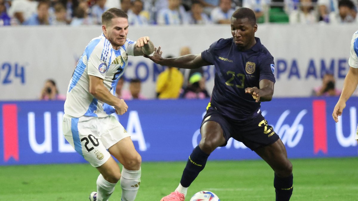 Moisés Caicedo (d) en disputa de un balón con Alexis Mac Allister en el partido válido por los cuartos de final de la Copa América 2024 entre Ecuador y Argentina.