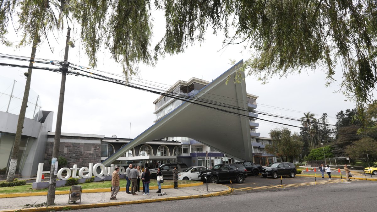 El Hotel Quito fue construido desde 1958 para una cumbre internacional que finalmente no se realizó. Goza de una vista privilegiada.
