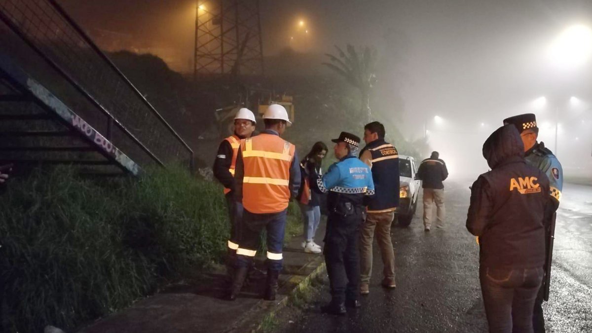 La retroexcavadora removía tierras en un predio municipal.