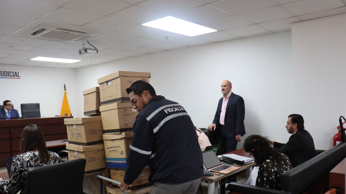 Quito. Funcionario de Fiscalía traslada el expediente del caso Encuentro.