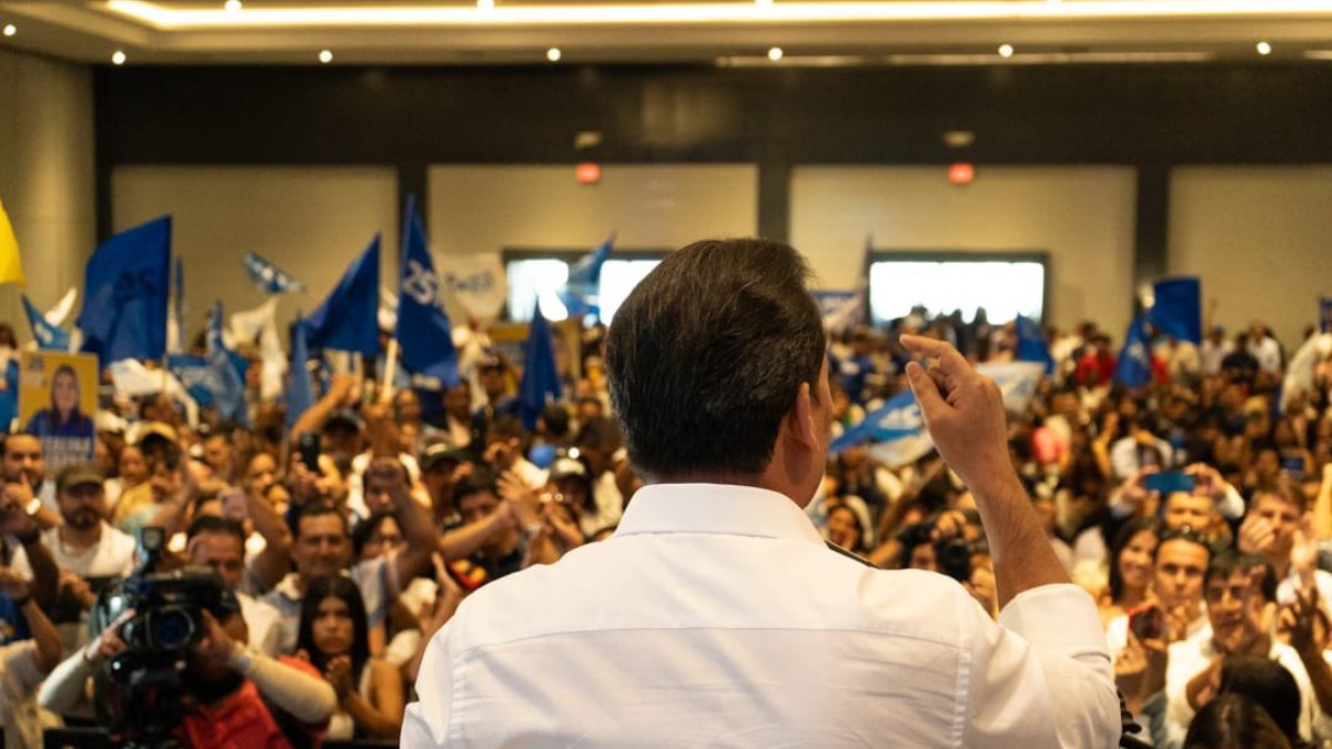 Henry Cucalón anuncia su precandidatura presidencial con la venia de Construye.