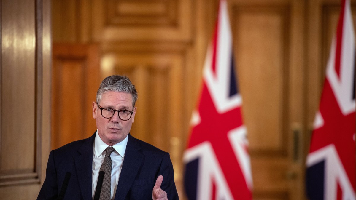 El primer Ministro de Gran Bretaña, Keir Starmer, habla durante una conferencia de prensa tras su primera reunión de gabinete.