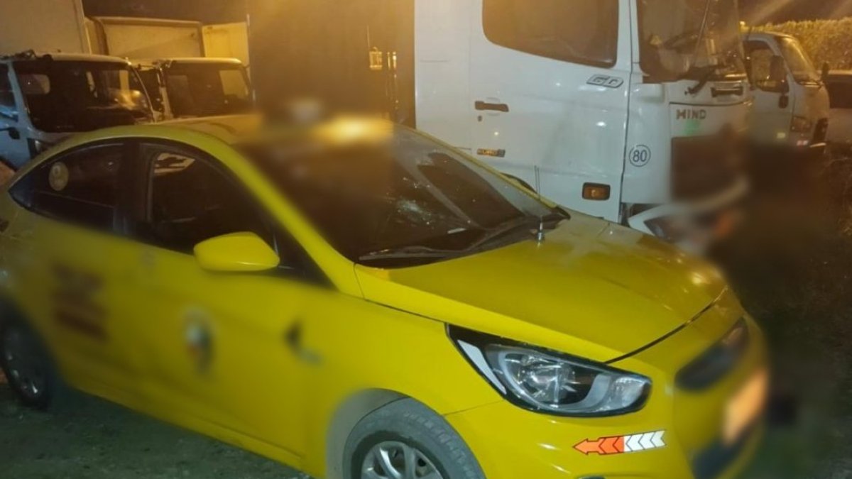 El vehículo tipo taxi estaba reportado como robado.