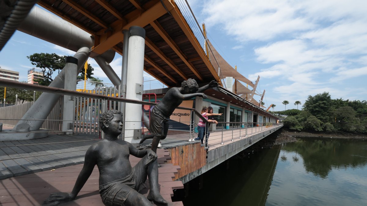 Entretenimiento. Las esculturas de dos niños disfrutando de un baño en el estero Salado evocan la época del American Park.