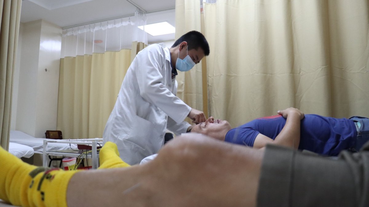 Bruce Chunsik Im es acupunturista y neurocirujano, de la unidad de salud de la Prefectura de Pichincha.