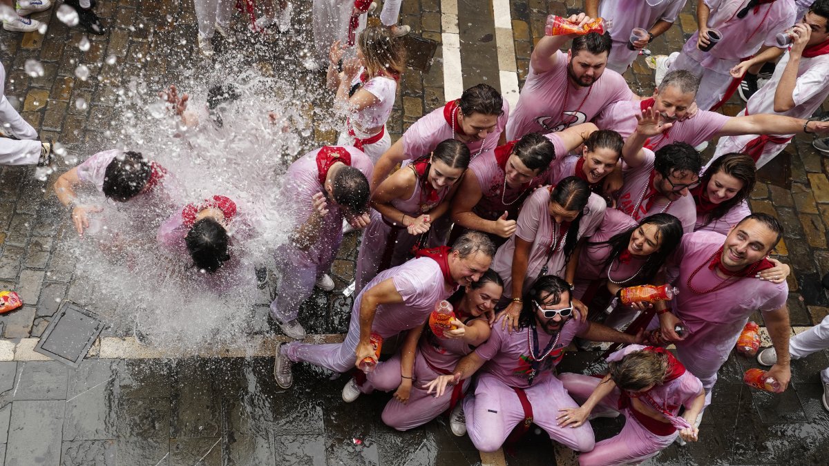 Un grupo de jóvenes se divierten por las calles de Pamplona tras el lanzamiento del tradicional 