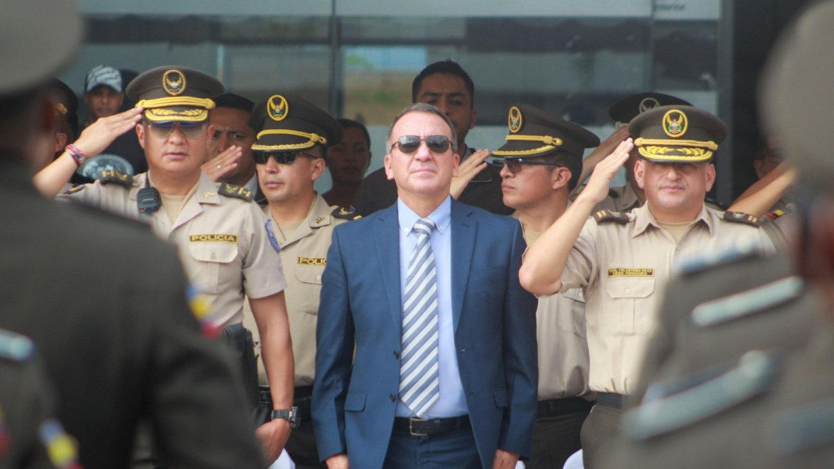 El Gobernador de Esmeraldas fue un comandante con una amplia trayectoria en la Policía Nacional, donde se destacó por su liderazgo y su compromiso con la seguridad ciudadana.