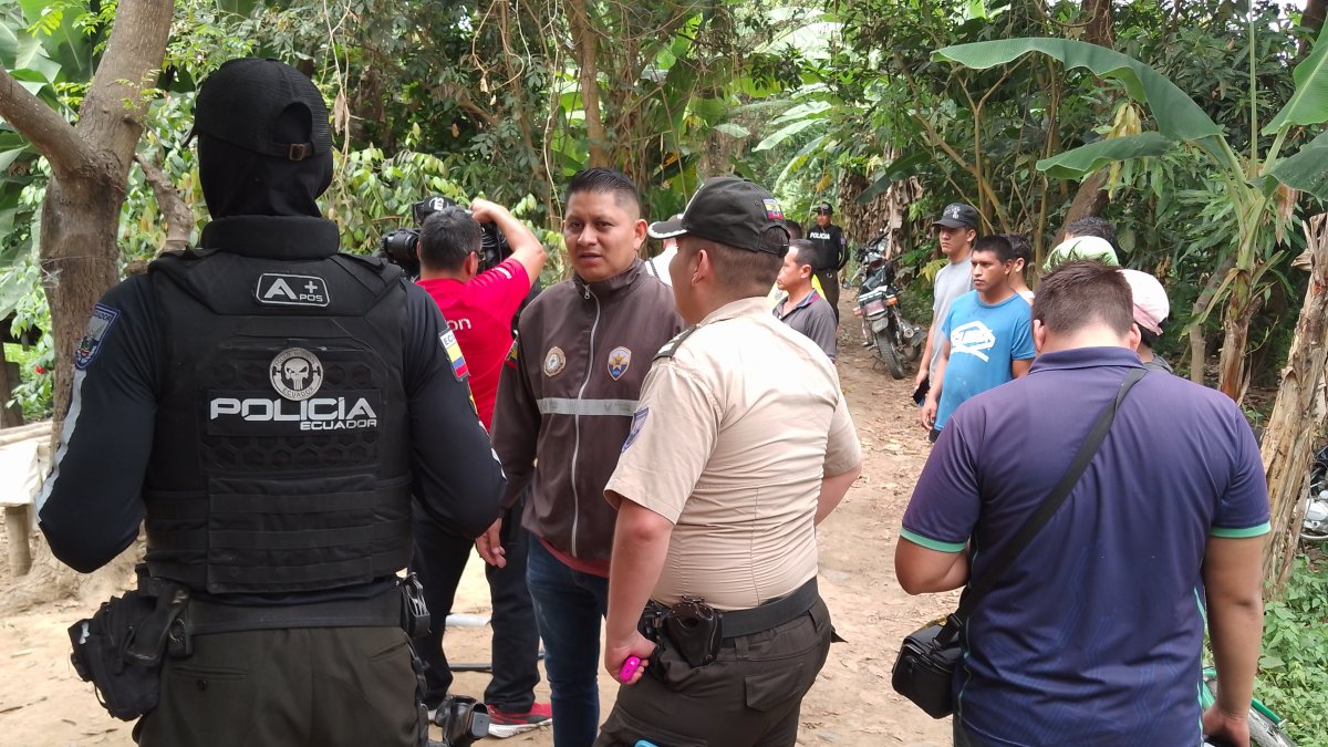 Miembros de la Policía acudieron al lugar para investigaciones.