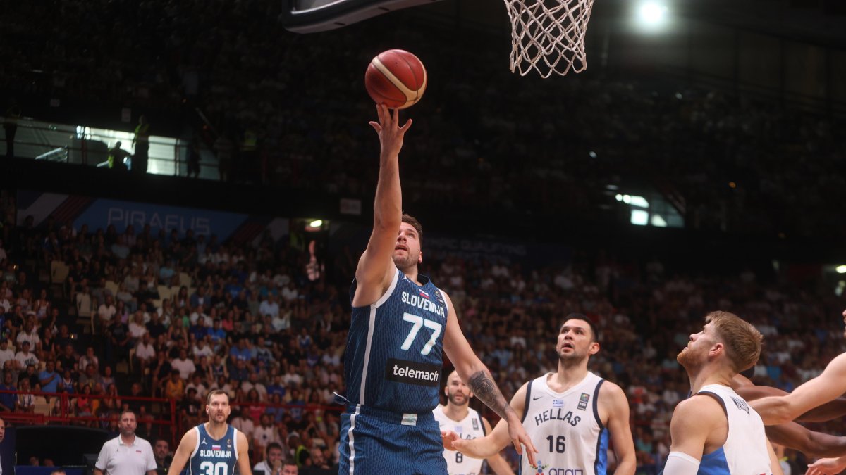 Luka Doncic (C) intenta encestar en el partido ante Grecia.