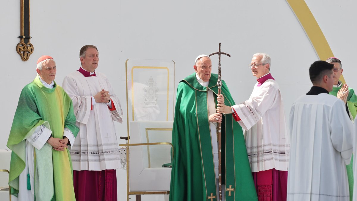 El Papa Francisco (C) dirige una misa durante una visita pastoral con motivo de la 50ª Semana Social de los Católicos Italianos.