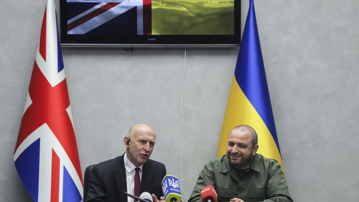 El secretario de Defensa británico John Healey (L) y su homólogo ucraniano Rustem Umerov (R) asisten a una conferencia de prensa conjunta en Odesa, suroeste de Ucrania.
