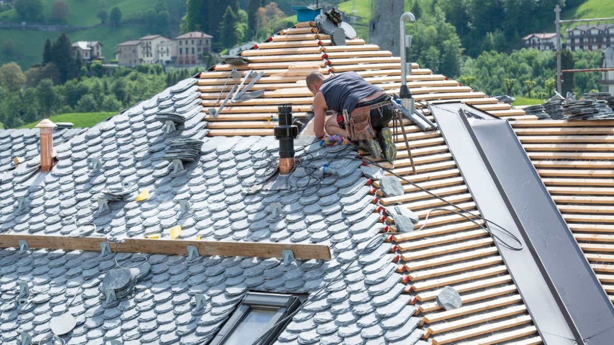 Los techos blancos o techos fríos reflejan la luz solar en lugar de absorberla