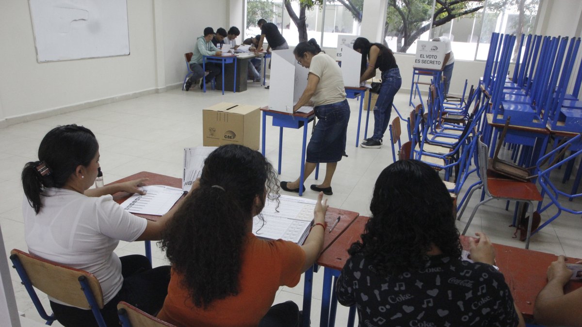 Referencial. Una mesa electoral femenina en la Consulta Popular de abril de 2024.