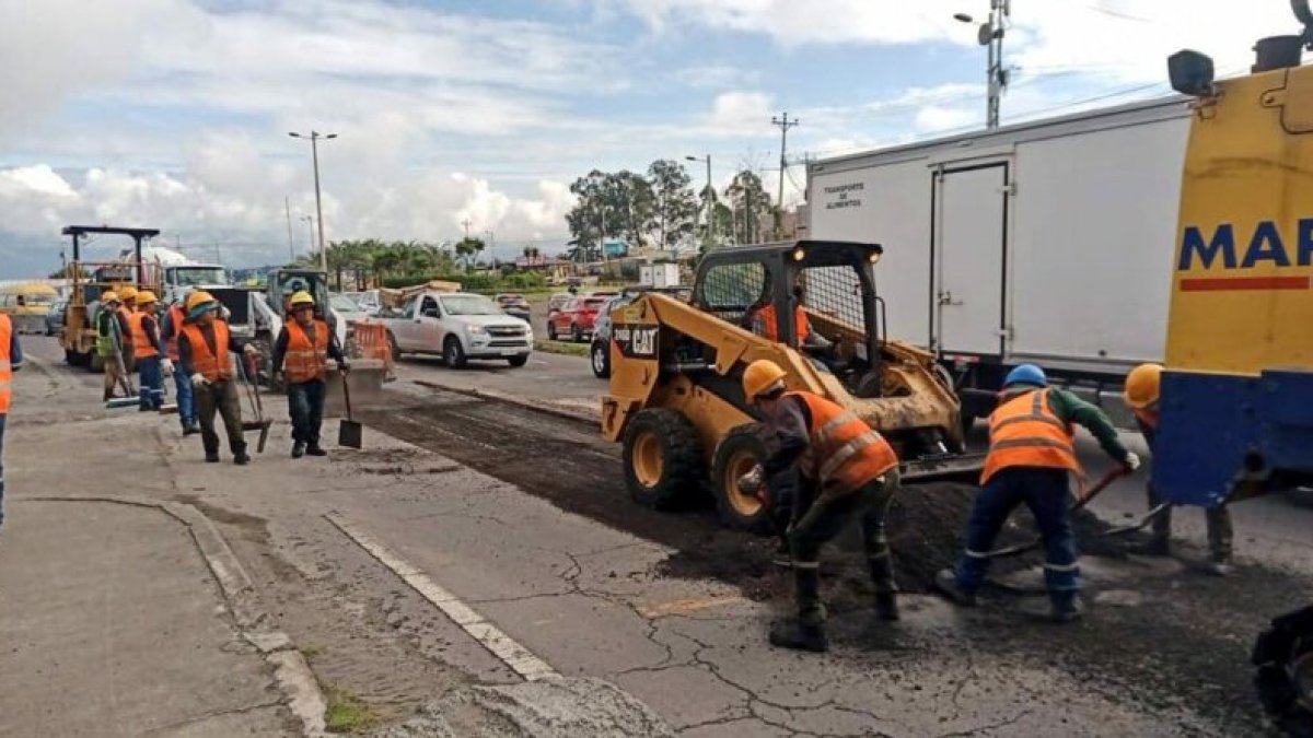 El mantenimiento de las vías de Quito se realiza con bacheo tecnificado.