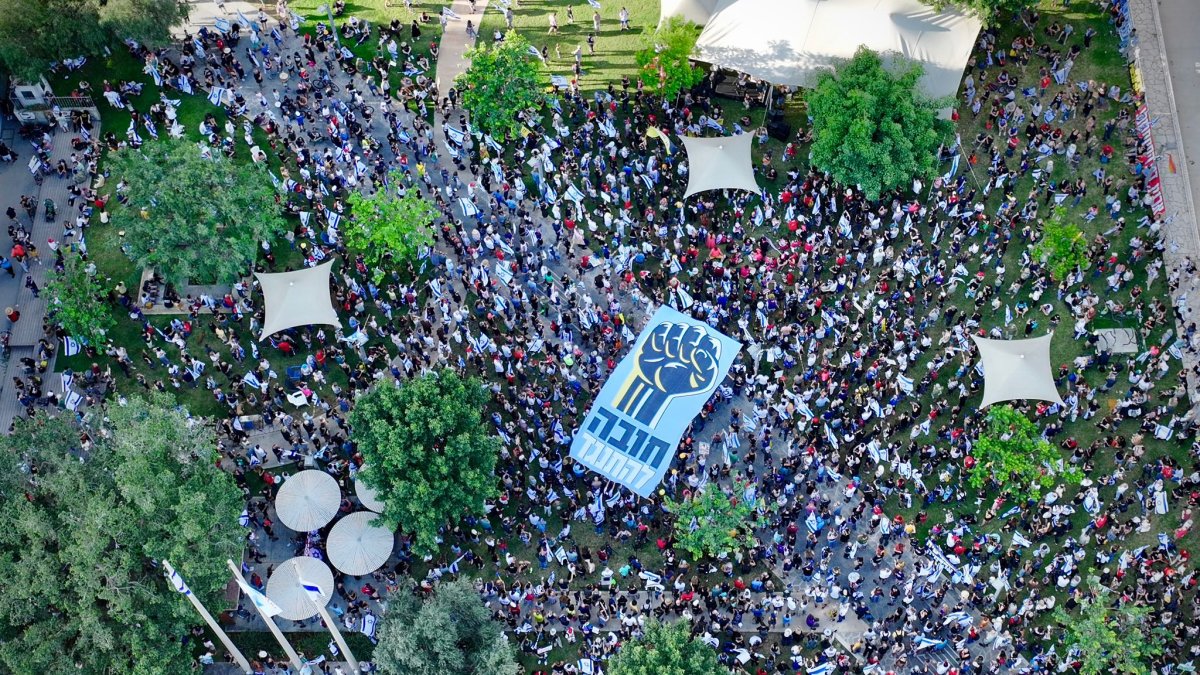 Manifestantes israelíes han convocado protestas al cumplirse nueve meses de la guerra en la Franja de Gaza, para reclamar un acuerdo de tregua que permita el regreso de todos rehenes.