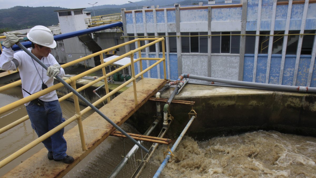 Las plantas potabilizadoras reciben el líquido de afluentes que han recibido múltiples elementos contaminantes.