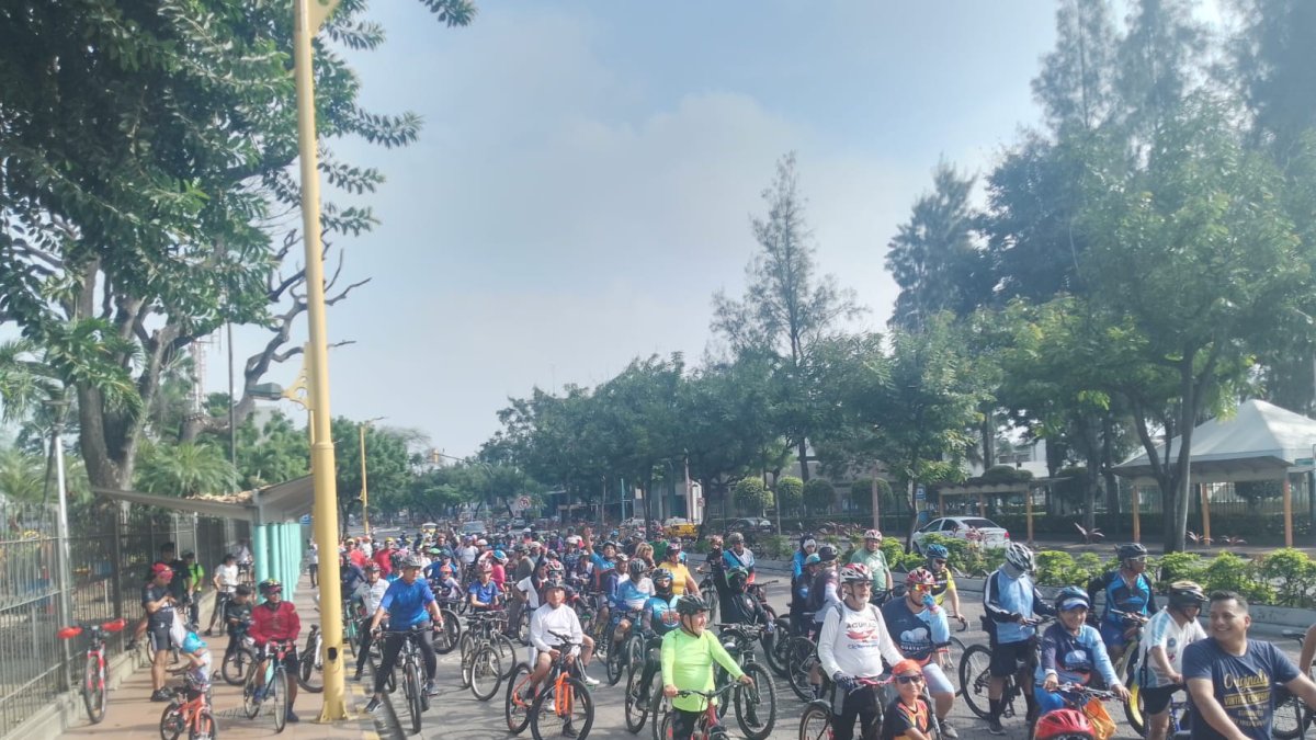 Reclamo. Más de cien ciclistas salieron desde distintos puntos de la ciudad para reunirse en el parque Samanes.