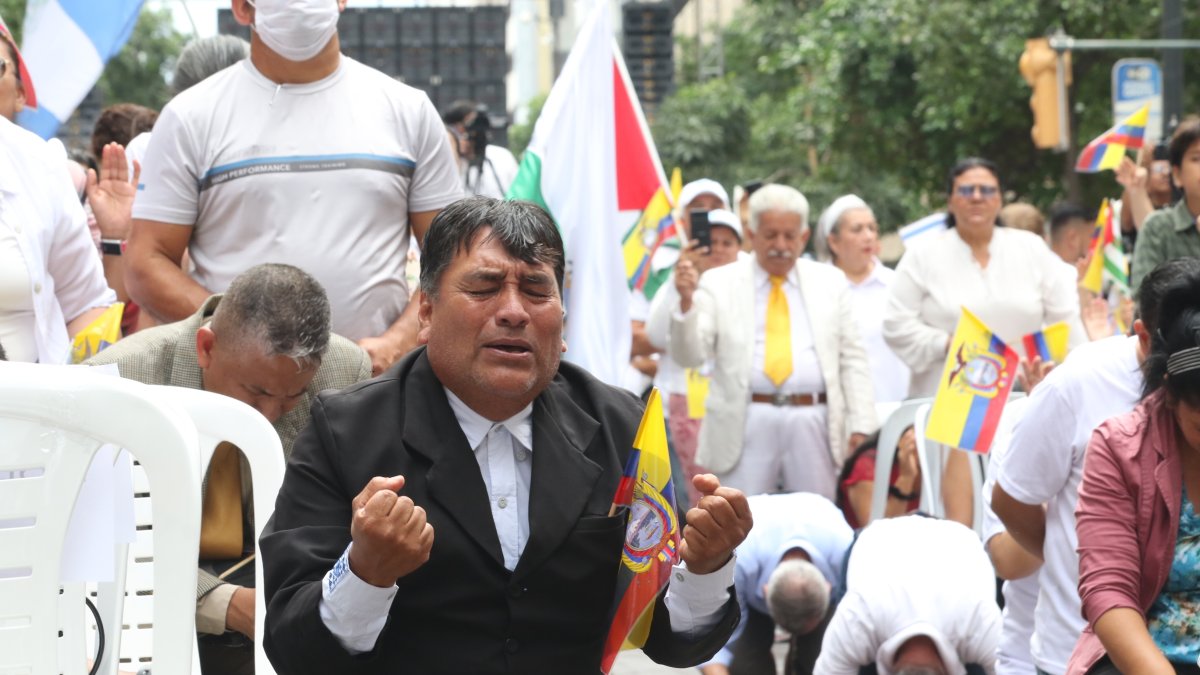 Los participantes pidieron por el cese de la violencia en Ecuador.