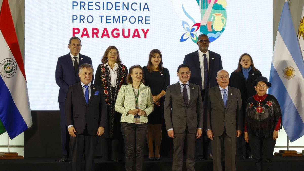 Ministros de Relaciones Exteriores de los países miembros del Mercado Común del Sur (Mercosur), posan luego de la reunión previa a la cumbre de jefes de Estado