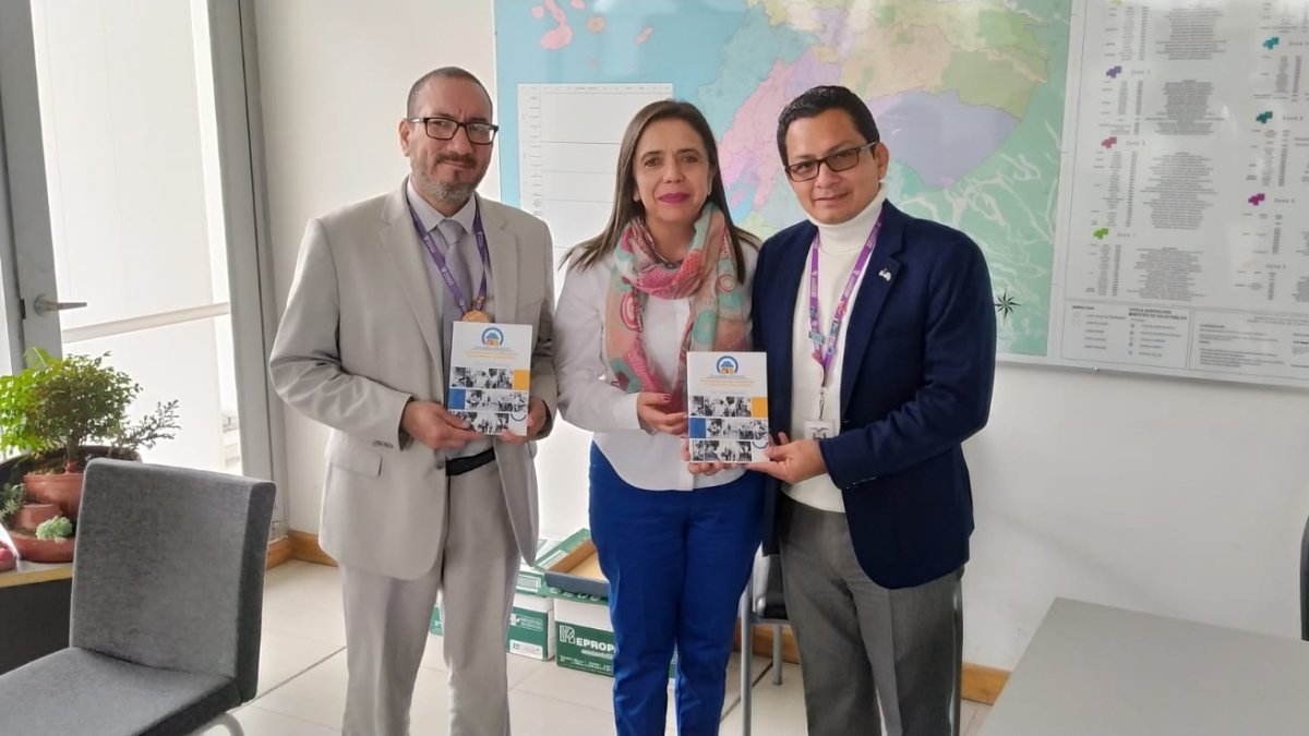 Ana Fernanda Sánchez, de Fundación Los Fresnos; y autoridades del Ministerio de Salud Pública.