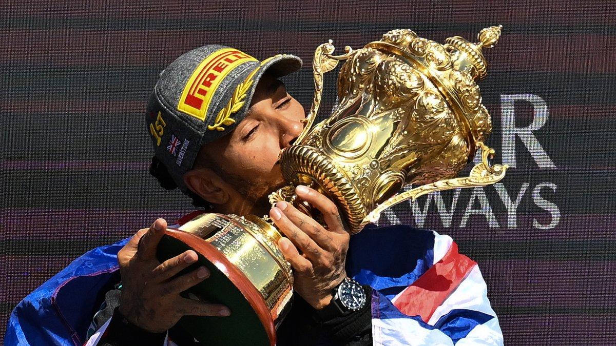 Lewis Hamilton besa el trofeo de Silverstone, algo que no hacía desde desde diciembre de 2021, cuando ganó en el GP de Arabia Saudí .