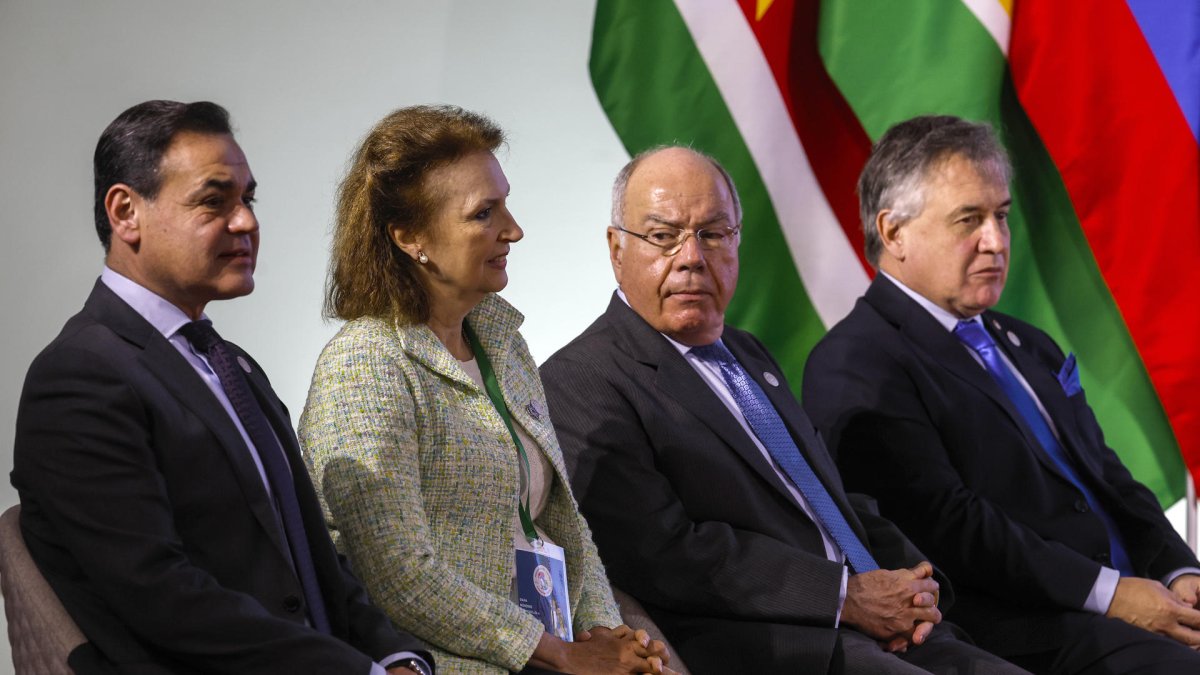 Los ministros de Relaciones Exteriores de Paraguay, Rubén Ramírez (i); de Argentina, Diana Mondino (2i) y Uruguay, Omar Paganini, (d), participan de la reunión previa a la cumbre del Mercosur