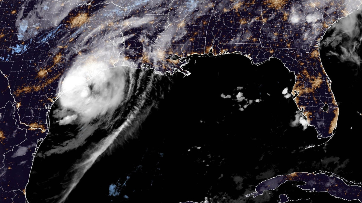 Beryl tocó tierra este lunes en la costa de Texas como el primer huracán de la actual temporada en Estados Unidos y después de causar muerte y destrucción en el Caribe como un ciclón mayor.