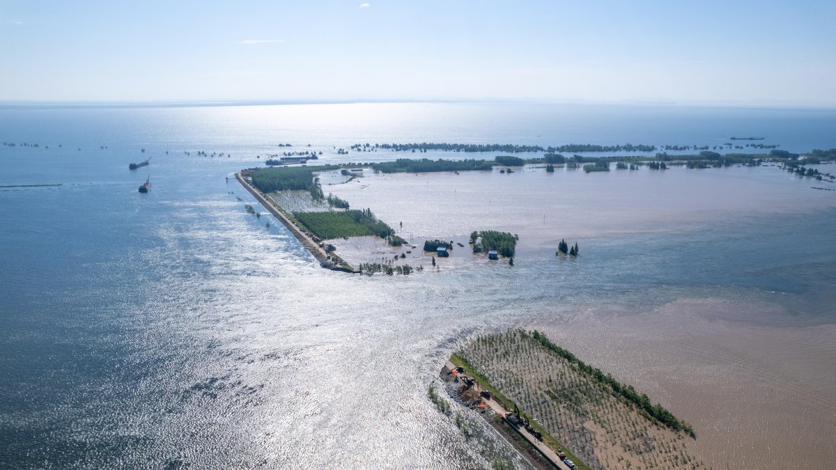 Una vista aérea muestra el sitio de la rotura de un dique en el municipio de Tuanzhou, condado de Huarong, bajo la ciudad de Yueyang, provincia de Hunan, en el centro de China, el 6 de julio de 2024.