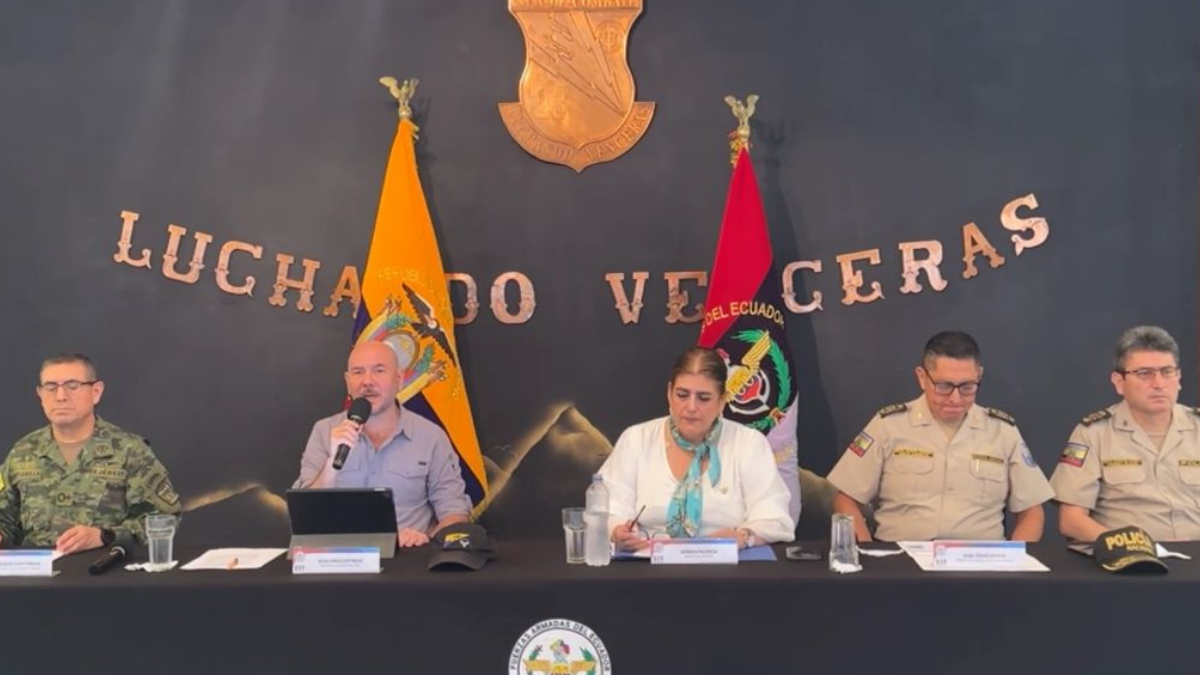 Giancarlo Loffredo, ministro de defensa, en rueda de prensa.