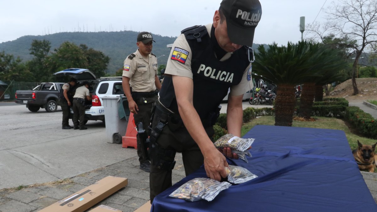 En el UPC Ceibos, dieron una rueda de prensa por el decomiso de armas de fuego encontradas dentro de un inmueble en el sector.