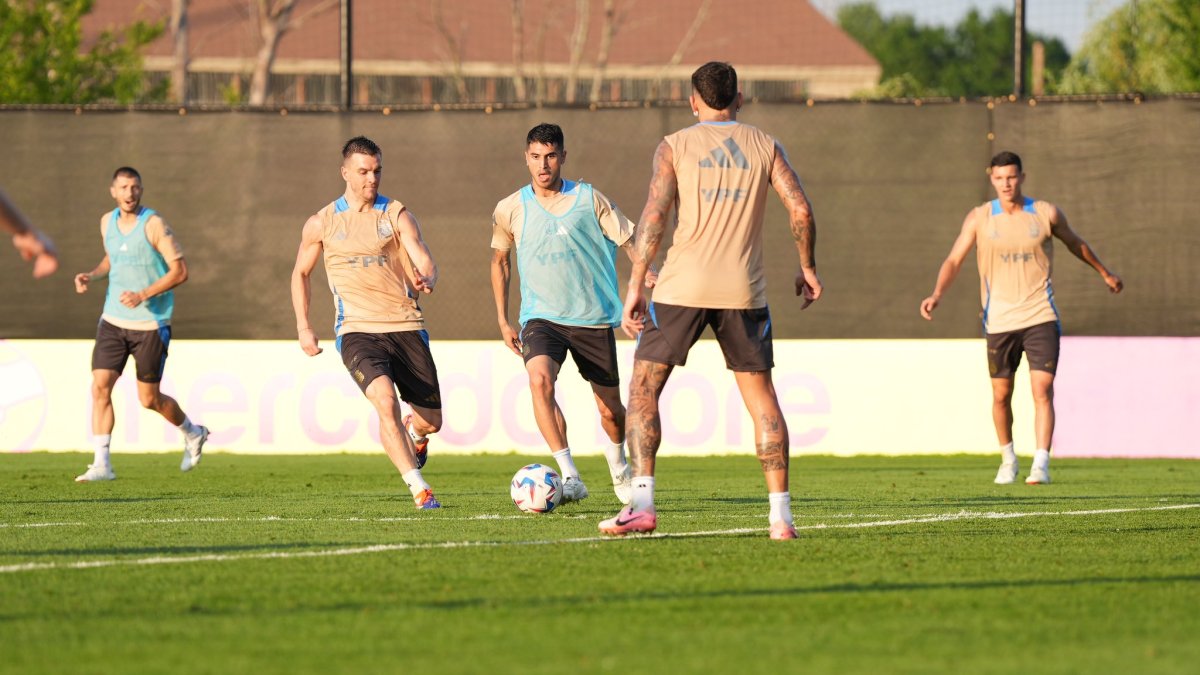 Los jugadores de la selección argentina realizaron su última práctica con equipo completo.