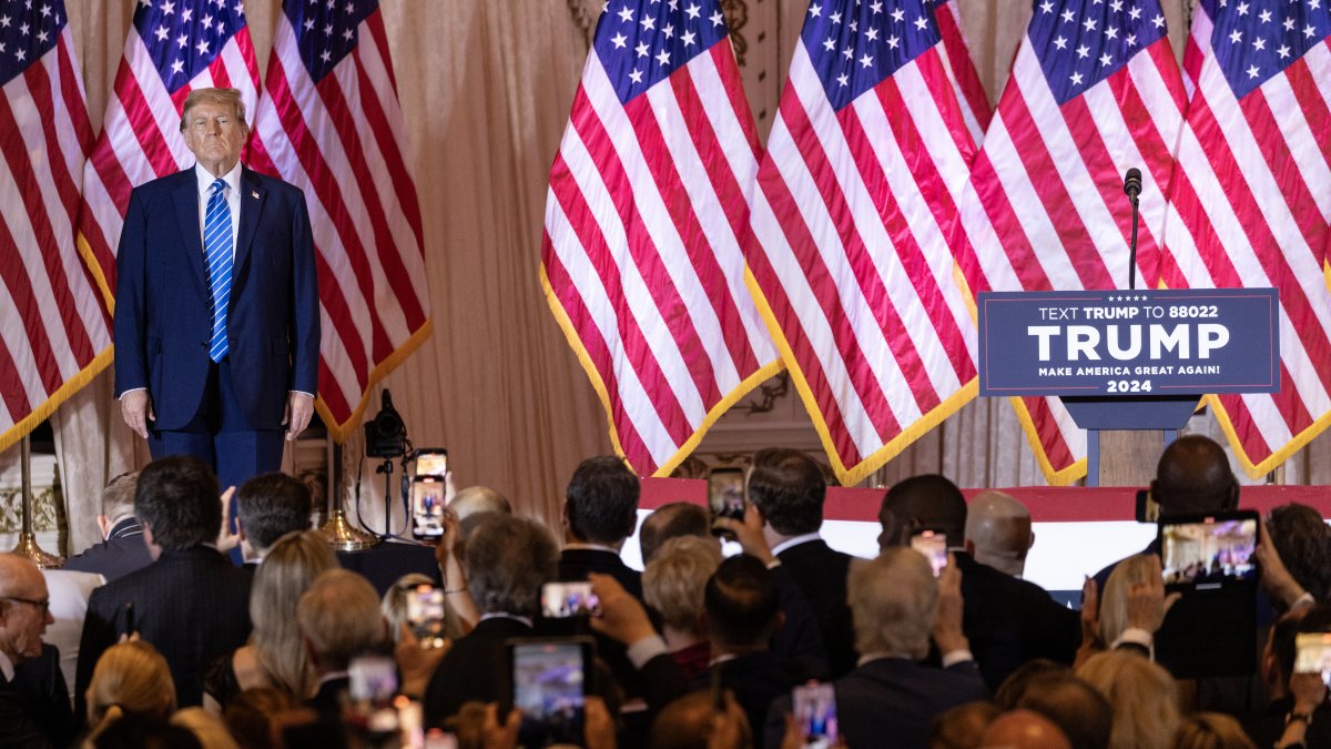 Expresidente estadounidense Donald Trump habla con sus partidarios en Mar-a-Lago, Palm Beach