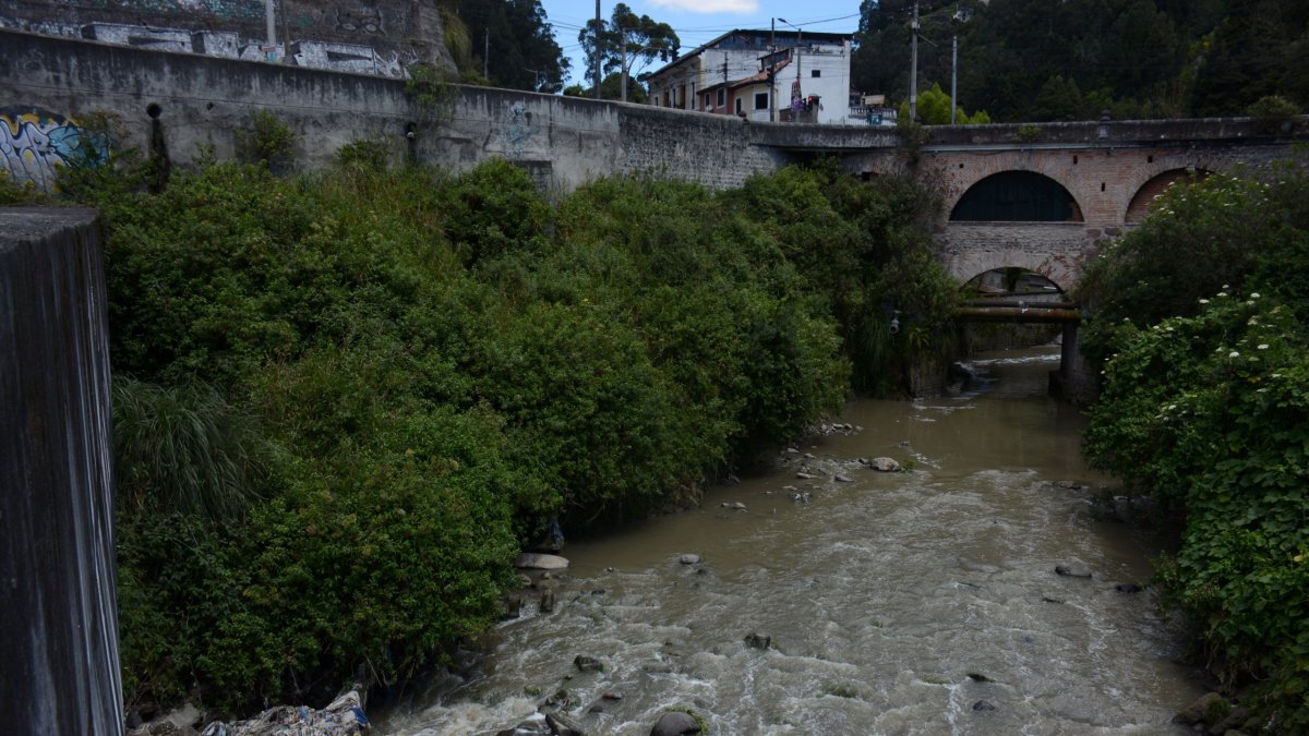 Las turbias aguas del Machángara llevan descargas industriales que, según los demandantes, se hacen por falta de control municipal.