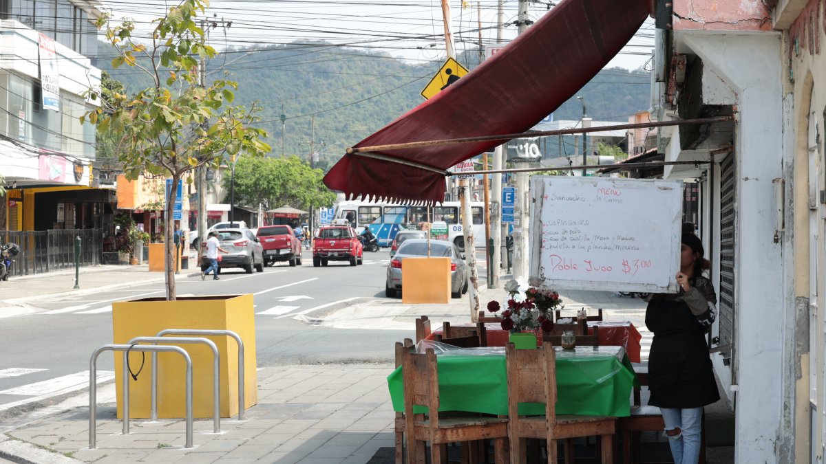 Urdesa. Decenas de comercios en la calle Guayacanes fueron afectados. 