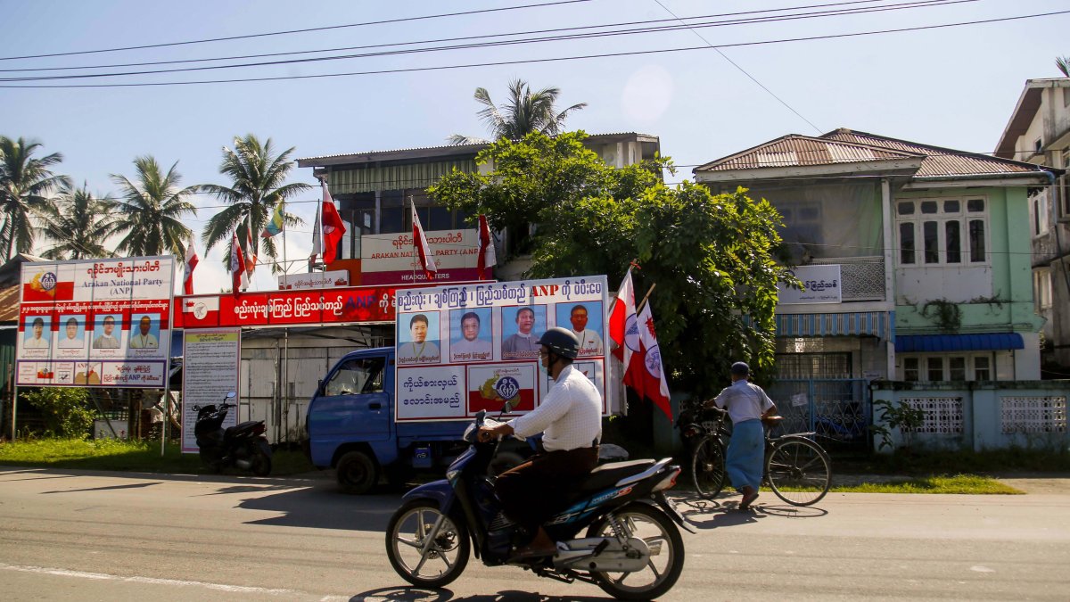 Sittwe. Un motociclista atraviesa calle en la capital del estado Rakáin.