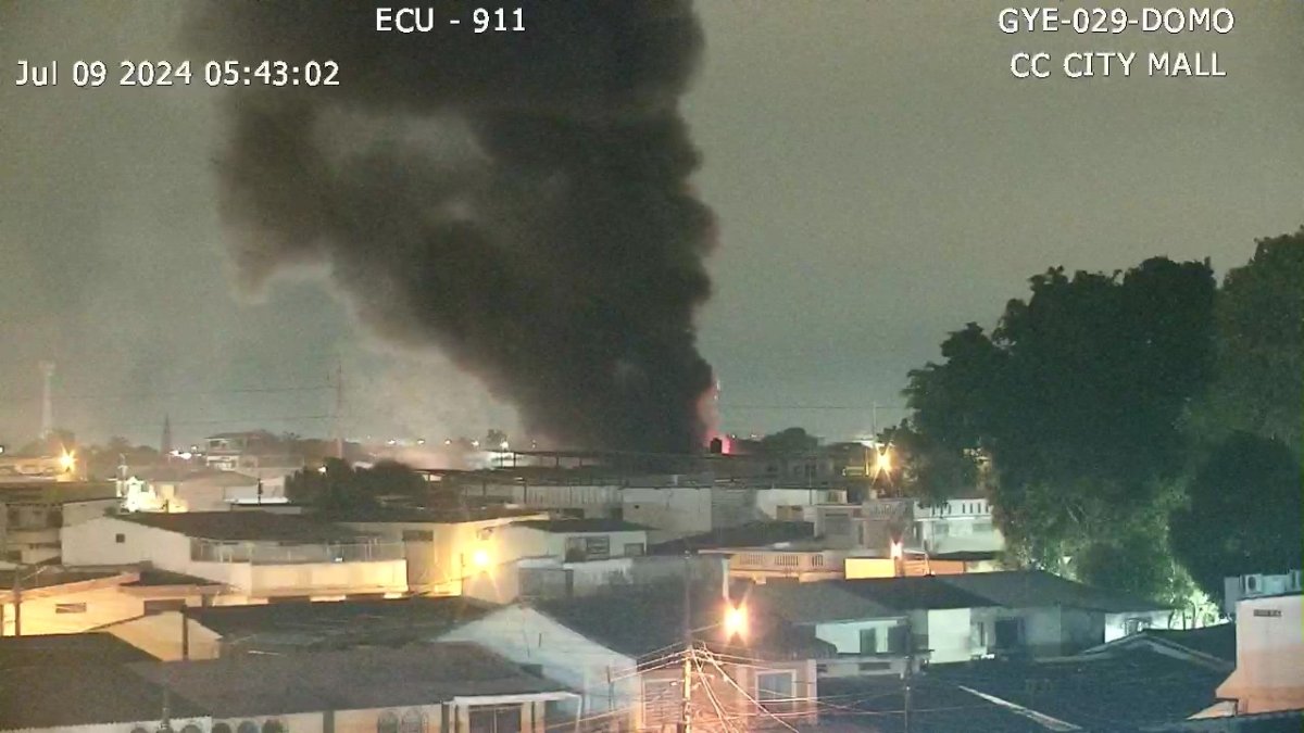 Se podía observar una estela de humo saliendo del local afectado.