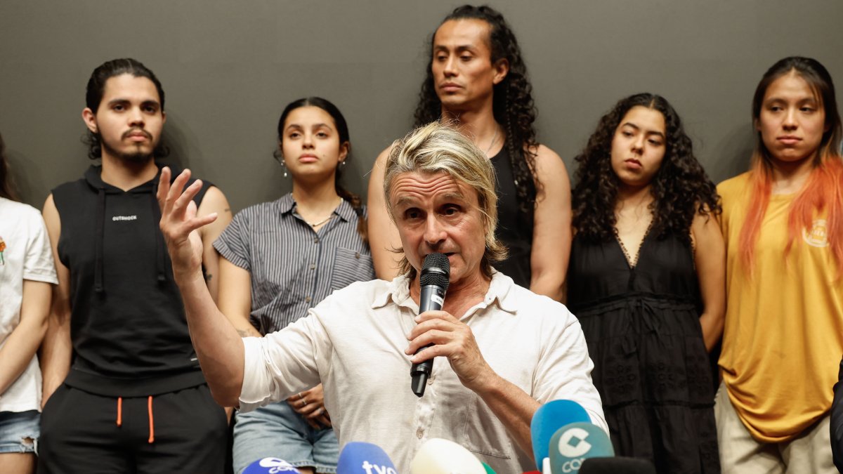 El compositor y productor teatral español Nacho Cano ofrece una rueda de prensa tras quedar en libertad provisional este martes después de declarar ante la Policía por la supuesta contratación ilegal de inmigrantes para el espectáculo musical 'Malinche', que se representa en Madrid.