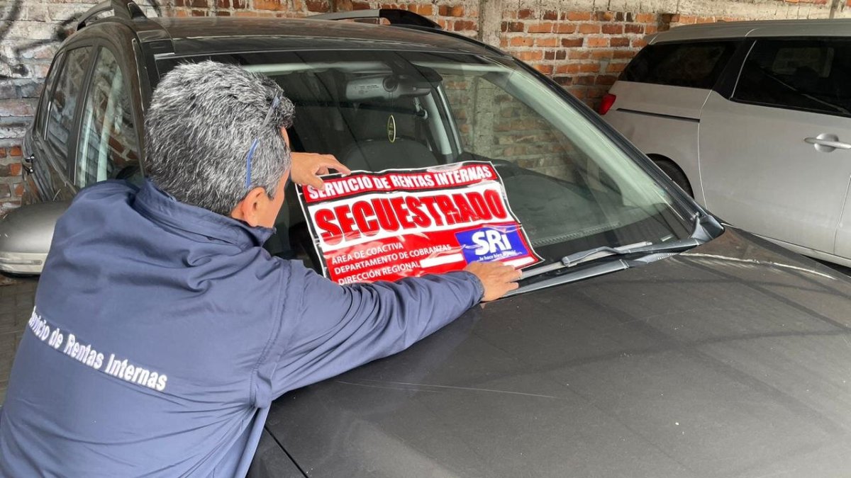 Control.- Uno de los carros embargados por el SRI.