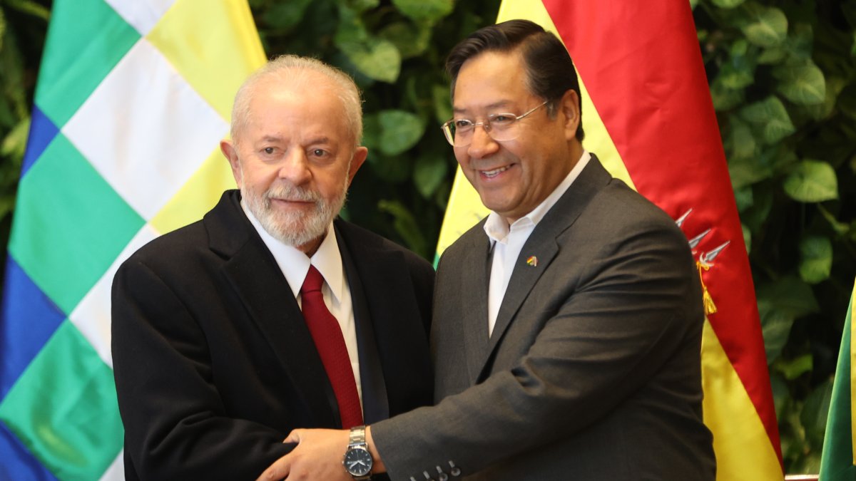 El presidente de Brasil, Luiz Inácio Lula da Silva (i), saluda a su homólogo de Bolivia, Luis Arce, antes de una reunión.